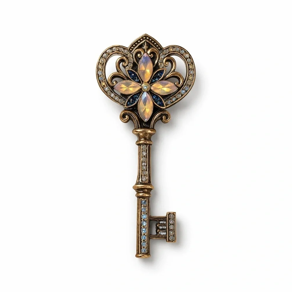 ⚜️ Magical Kéy Vintage Gold Brooch With  Zirconia 🔑 💎
